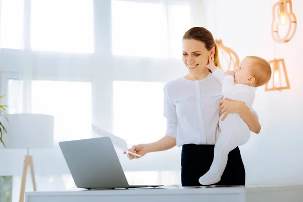 Grazioso bambino attirando la sua madri attenzione — Foto Stock