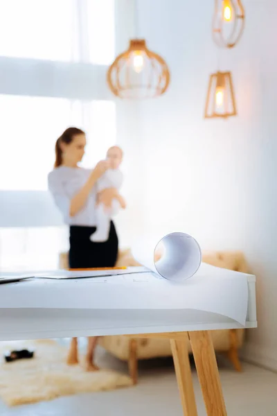 Ambiente tranquilo em um quarto confortável — Fotografia de Stock