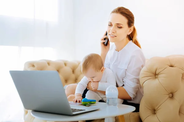 Rustige vrouw luisteren aandachtig naar haar zakenpartner — Stockfoto