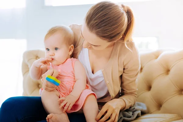 Amorosa amable madre mostrando un nuevo brillante juguete —  Fotos de Stock