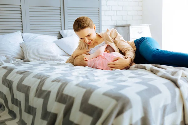 Positive Mutter bereitet sich auf das Stillen vor — Stockfoto