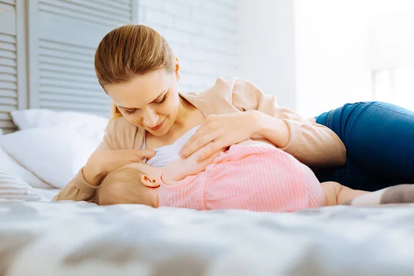 Ruhiger Morgen einer liebevollen stillenden Mutter — Stockfoto