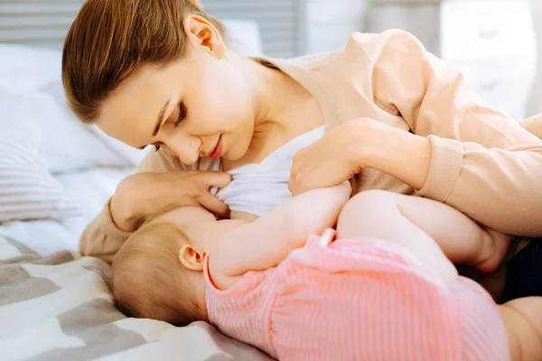 Konzentrierte Mutter beim Stillen ihres Babys — Stockfoto