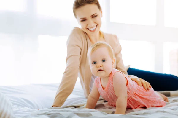 Gülümseyen bir anne ve onun güzel bebek keyifli sabah — Stok fotoğraf