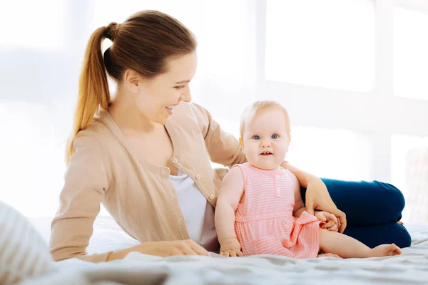 Gentile madre calma guardando la sua bella figlioletta — Foto Stock