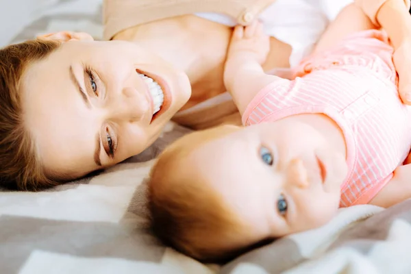 Sevgi dolu bir anne usulca onu şu tatlı bebeğe bakıyor — Stok fotoğraf