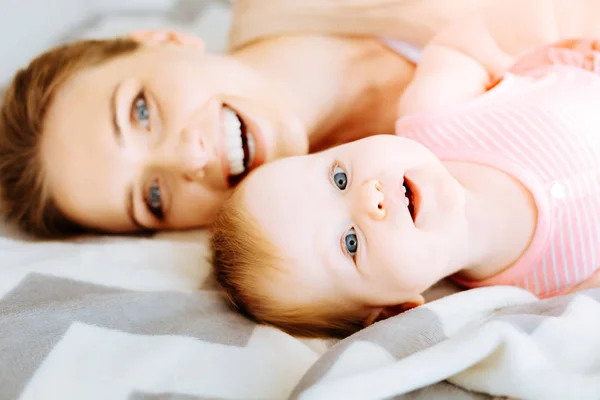 Criança animada por estar perto de uma mãe sorridente — Fotografia de Stock