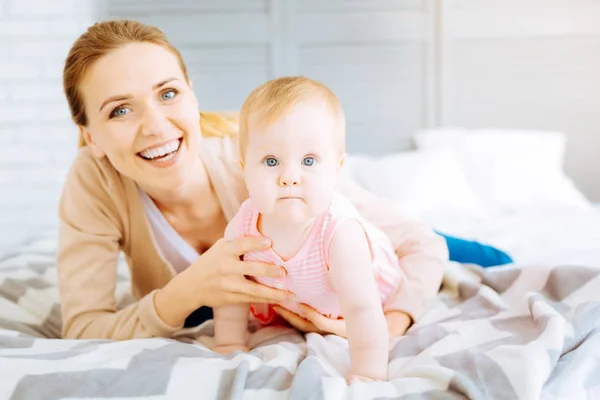 Nettes Porträt einer lächelnden Mutter und ihres Babys — Stockfoto