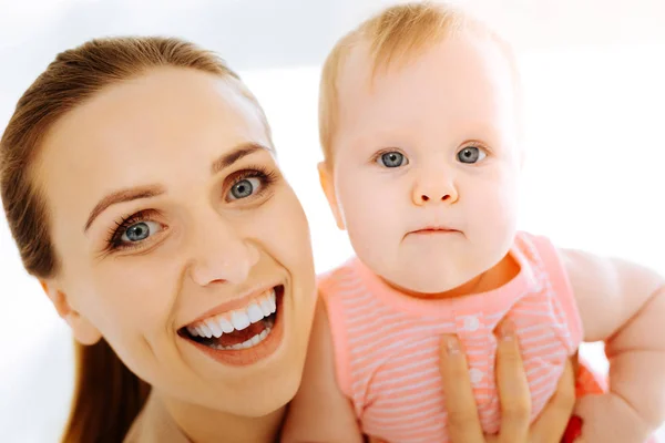 Emotionale Frau umarmt ein süßes Baby — Stockfoto