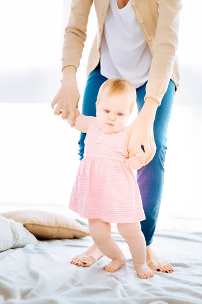 Erstaunliche erste Schritte eines süßen Babys — Stockfoto