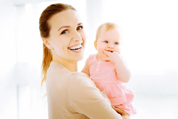 Boldog nő élvezi ő anyaság — Stock Fotó