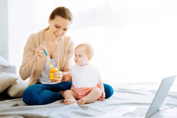 Várakozás-re egy anya, hogy élelmiszer vicces baby — Stock Fotó