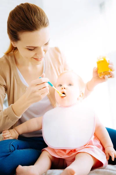 Madre premurosa che nutre il suo bambino affamato — Foto Stock