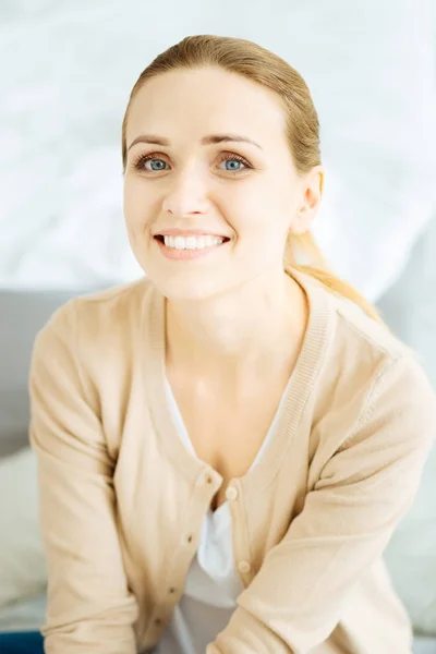 Joli portrait d'une jeune femme enchantée — Photo