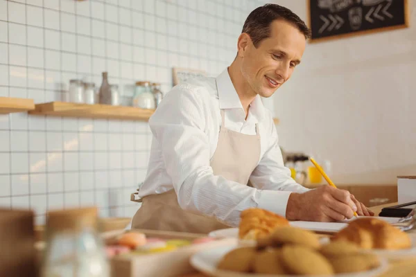 Hombre guapo inteligente trabajando en su cafetería —  Fotos de Stock