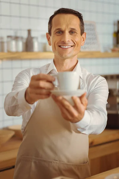 Homem feliz positivo olhando para você — Fotografia de Stock