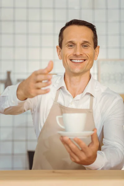 Alegre homem amigável cumprimentando você — Fotografia de Stock