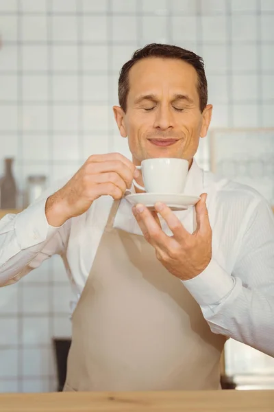 Feliz hombre alegre disfrutando del olor del café —  Fotos de Stock