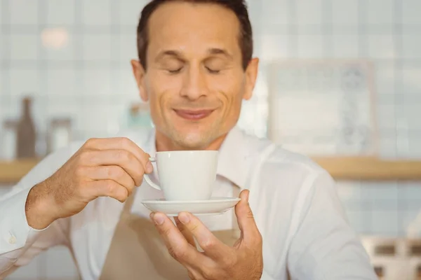 Încântat om pozitiv degustare de cafea — Fotografie, imagine de stoc