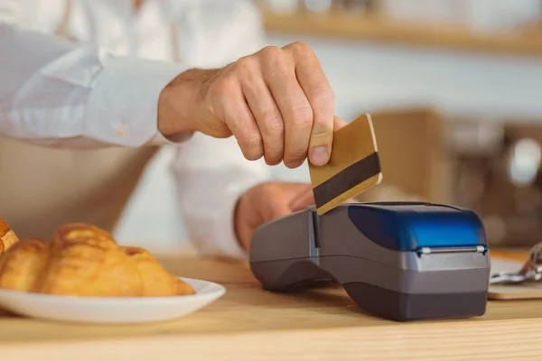 Ödeme için kullanılan kredi kartının yakın çekim — Stok fotoğraf