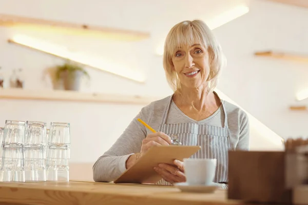 Glad äldre kvinna att göra en lista — Stockfoto