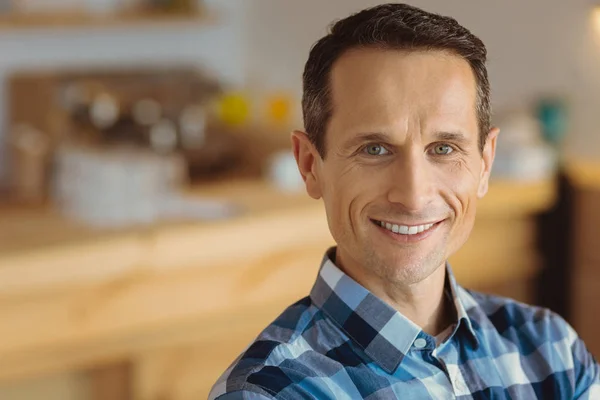 Portret van een knappe leuke man — Stockfoto