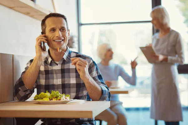 Hombre feliz inteligente disfrutando de su comida —  Fotos de Stock