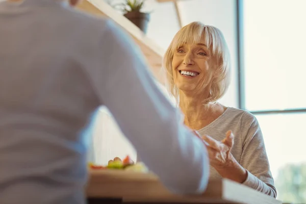 Mulher positiva alegre sentindo-se feliz — Fotografia de Stock