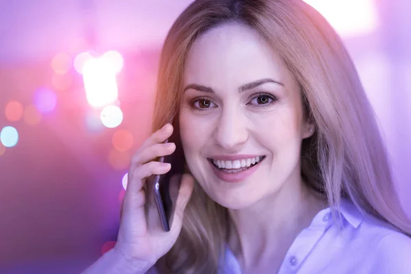 Donna felice che parla al telefono e sorride — Foto Stock