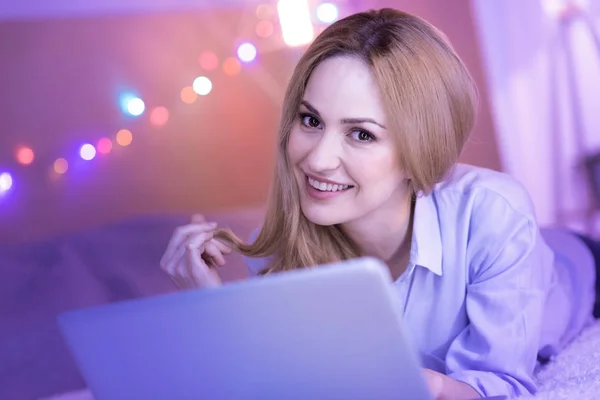 愉快的微笑的妇女在她的手提电脑上工作 — 图库照片