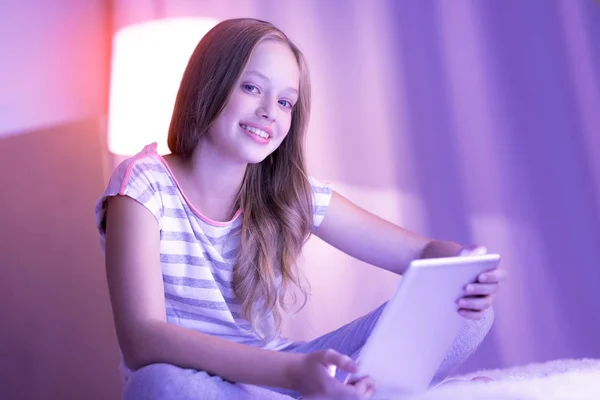 Mooi meisje glimlachend terwijl haar tablet — Stockfoto