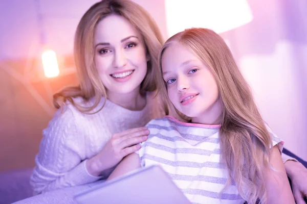 Levend moeder en dochter genietend van elkaars bedrijf — Stockfoto