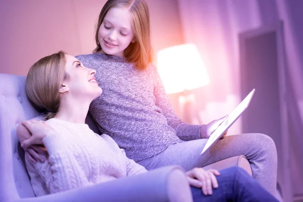 Amare mamma e ragazza guardando l'un l'altro e abbracciando — Foto Stock