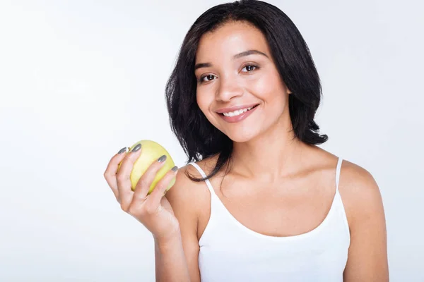 Kadın sarı bir apple ile poz — Stok fotoğraf