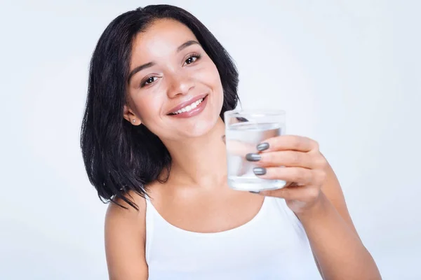 Kvinna poserar med ett glas vatten — Stockfoto