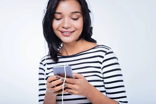 Mulher ouvindo música em seu telefone — Fotografia de Stock