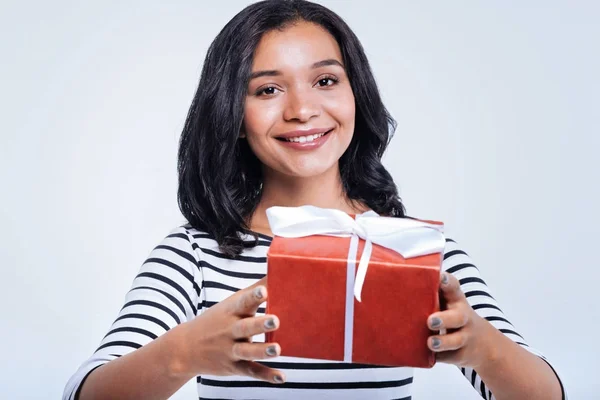 Vrouw overhandigen van een doos met een cadeautje — Stockfoto