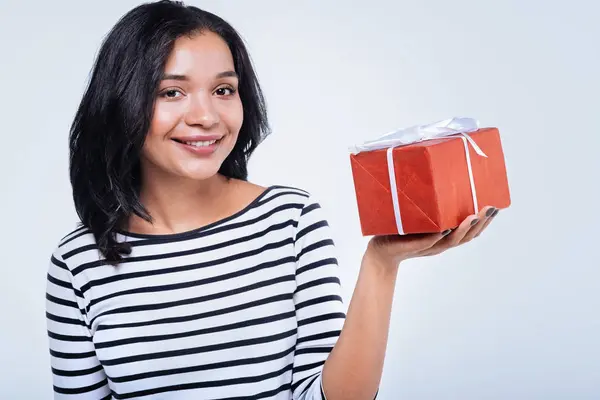 Mulher segurando caixa de presente na palma da mão — Fotografia de Stock
