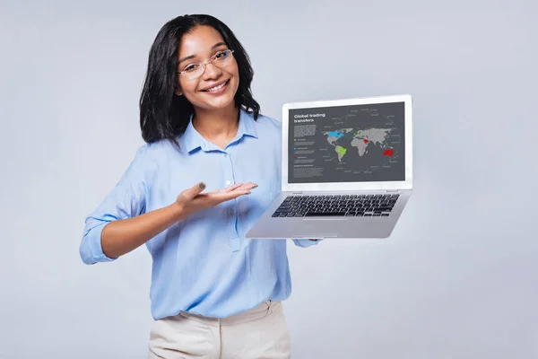 Kobieta daje prezentacji na laptopa — Zdjęcie stockowe