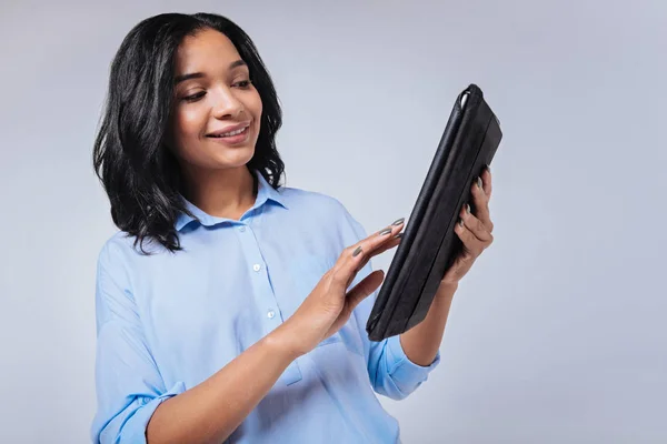 Smiling young woman using tablet — Stock Photo, Image
