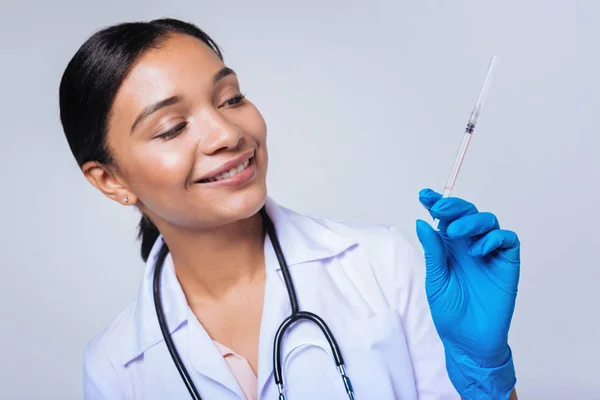 Doktor pózuje s injekční stříkačkou — Stock fotografie