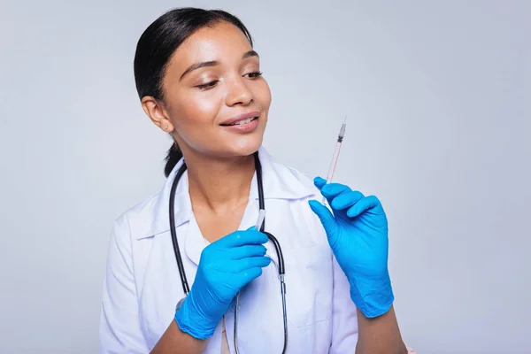 Trevlig kvinnlig läkare innehav spruta — Stockfoto