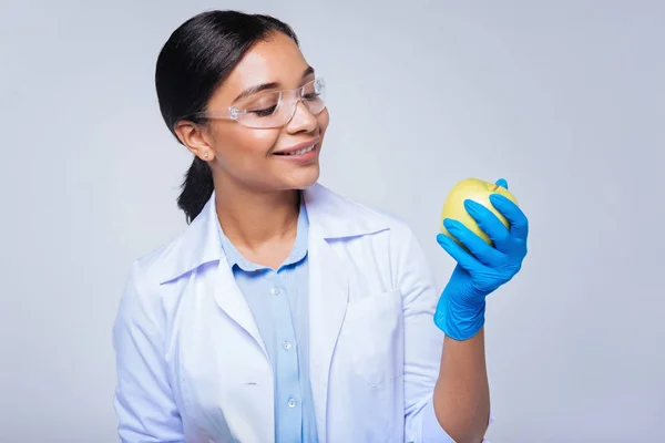 Laboratorio operaio guardando mela nelle sue mani — Foto Stock