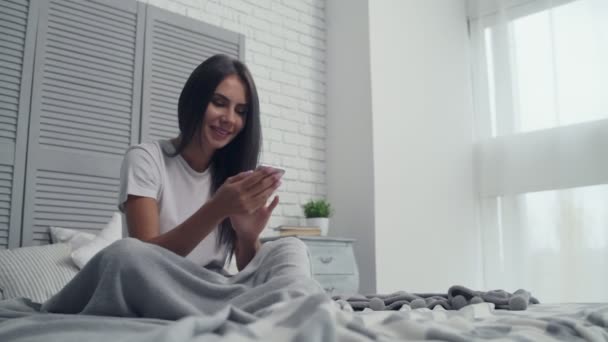 Весела молода жінка насолоджується ранком — стокове відео