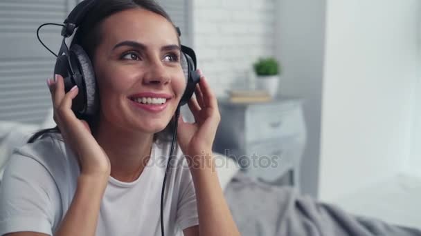 Cheerful young woman listening to music — Stock Video