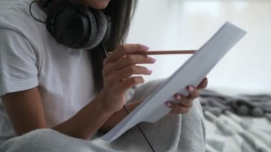 Hoş genç kadın yatakta müzik bestelemek