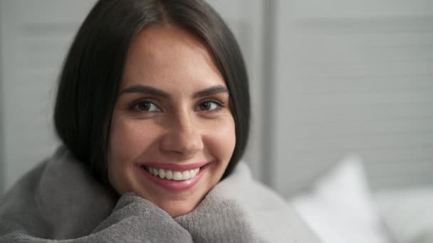 Alegre agradable mujer descansando en casa — Vídeos de Stock