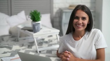 Neşeli genç kadın sahip iletişim online