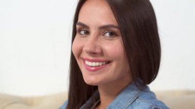 Gülümseyen mutlu genç kadın