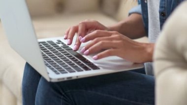 Onu laptop kullanan hoş kadın